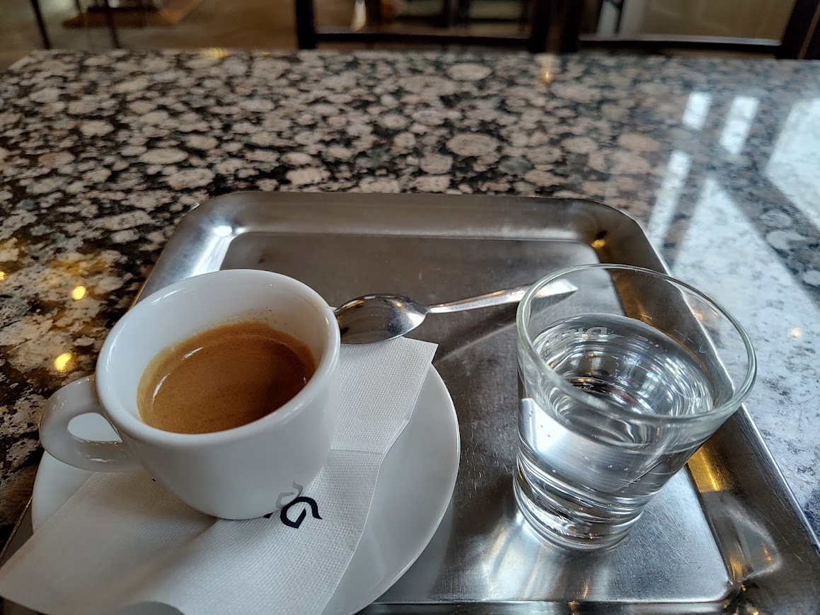 Café del Grand Café Orient, una cafetería cubista en Praga