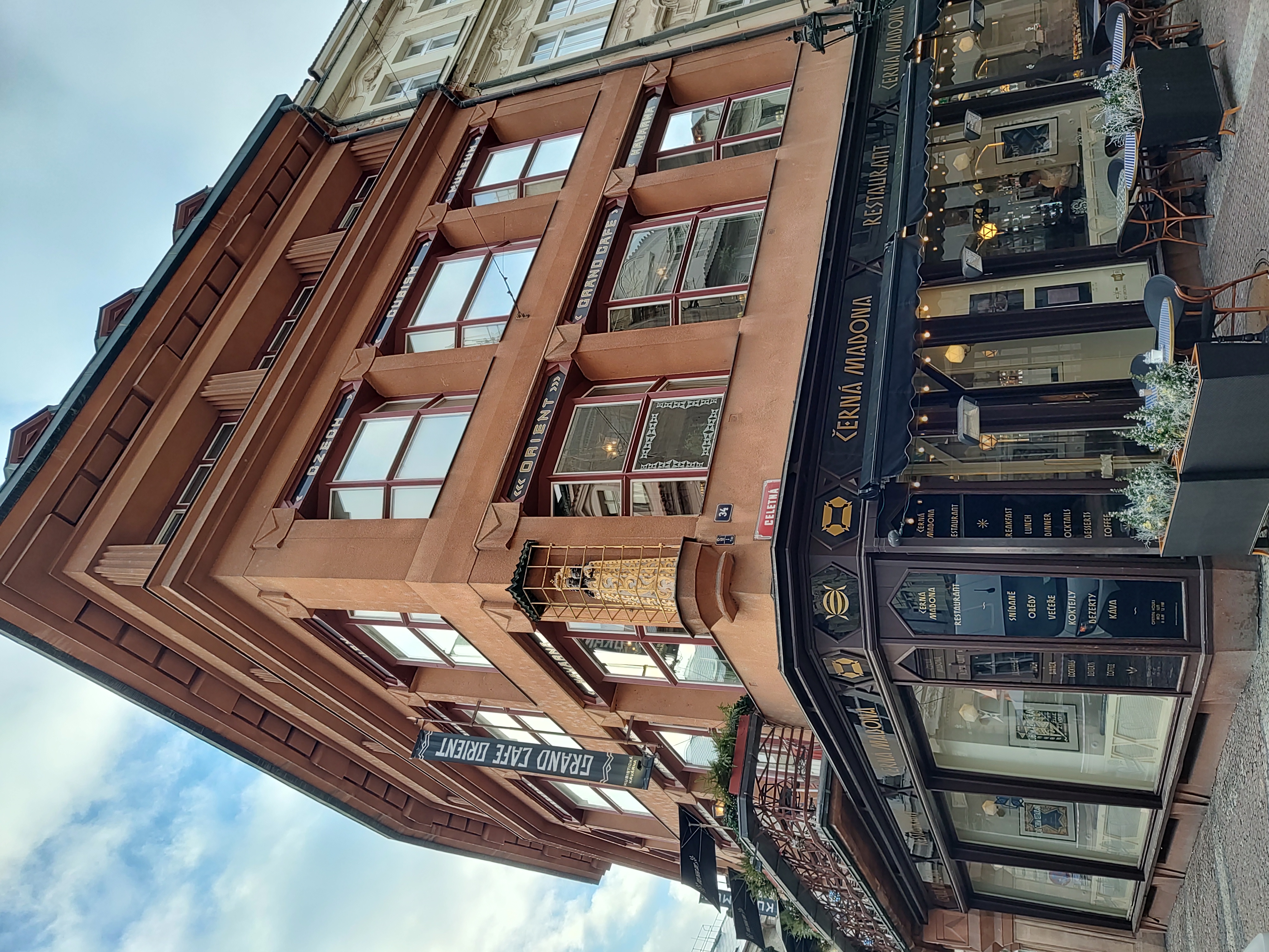 Grand Café Orient, una cafetería cubista que solo acepta pago en efectivo