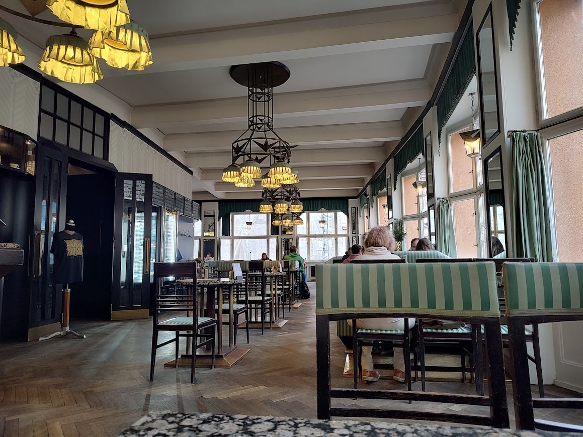 Interior del Grand Café Orient, una cafetería cubista en Praga