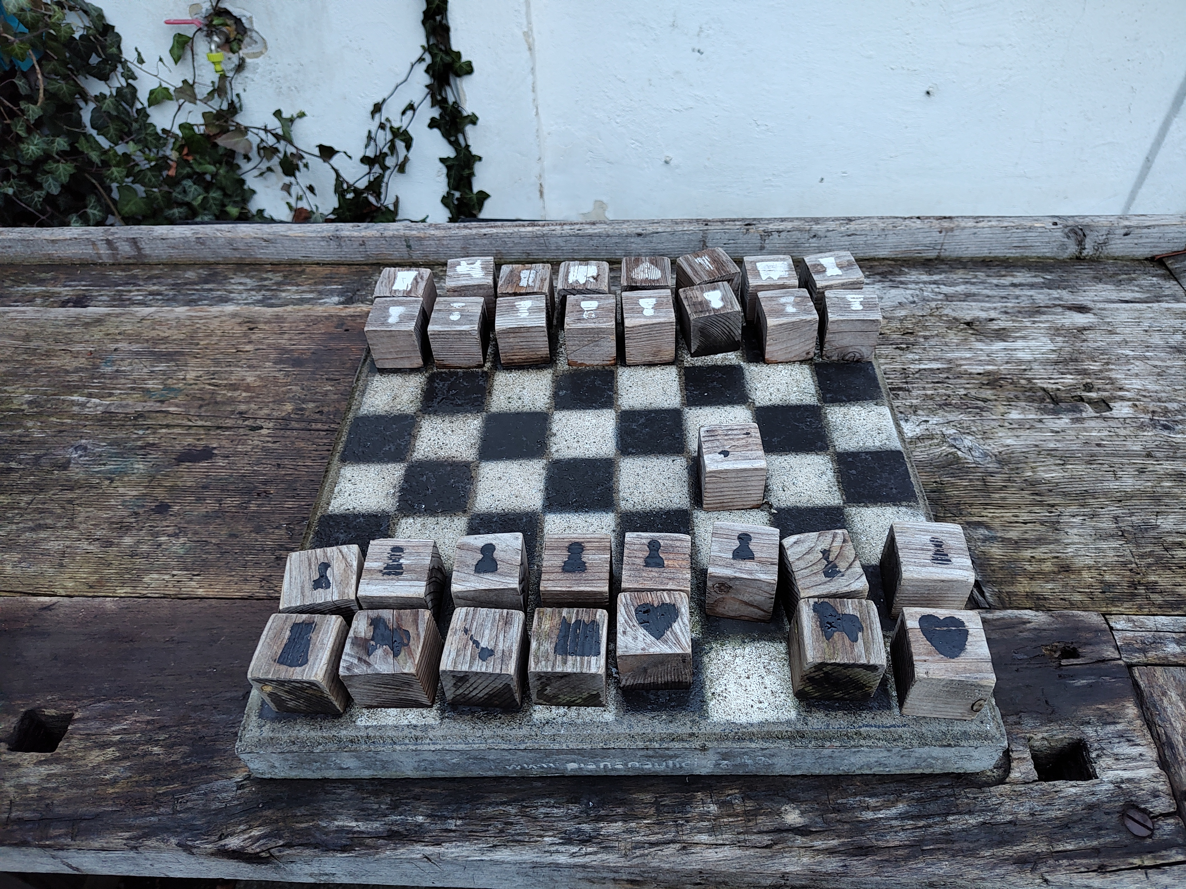 ajedrez de madera en el café Truhlárna en el jardín franciscano Františkánská zahrada de Praga