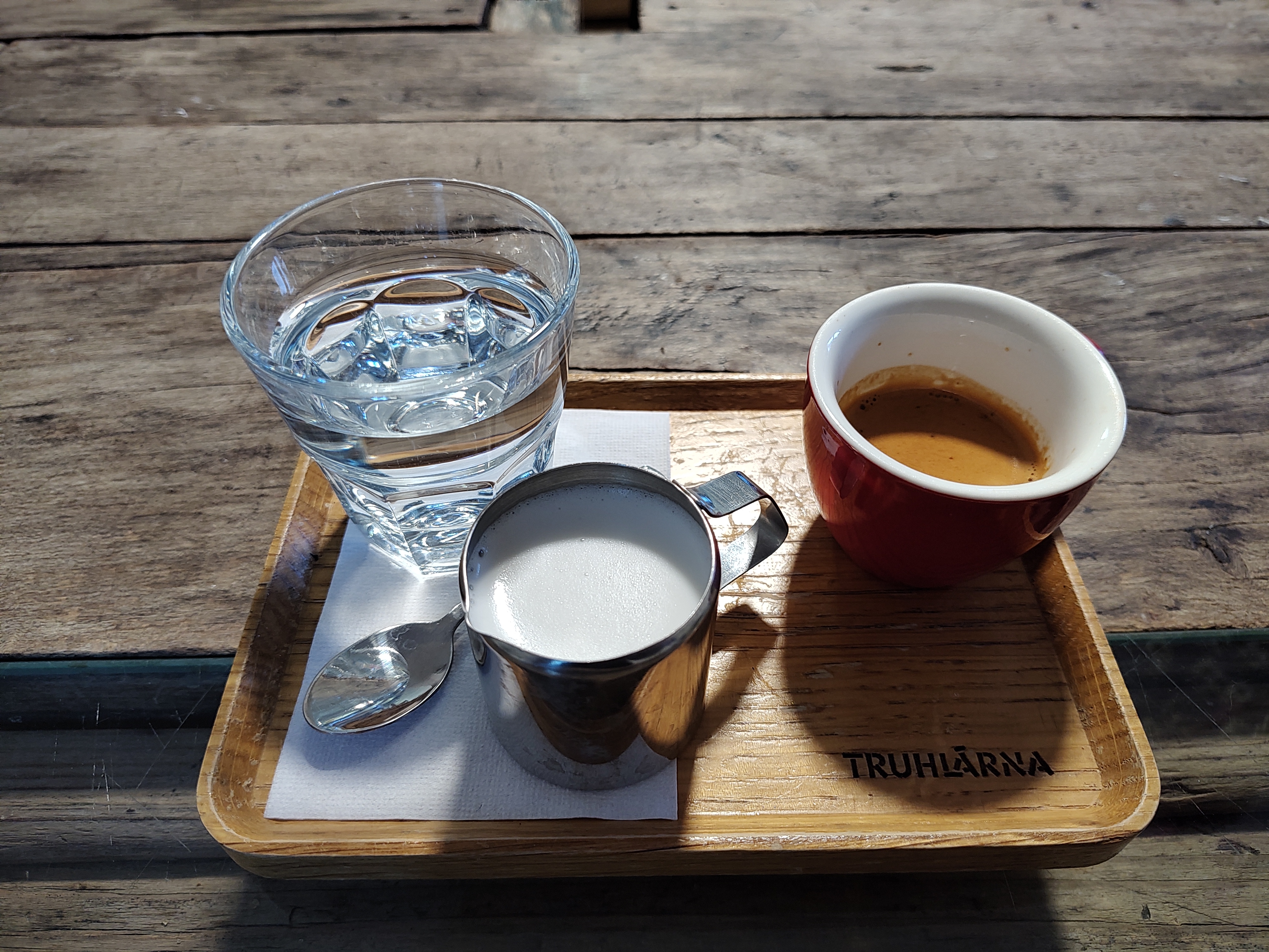 Café de Truhlárna en el jardín franciscano Františkánská zahrada de Praga