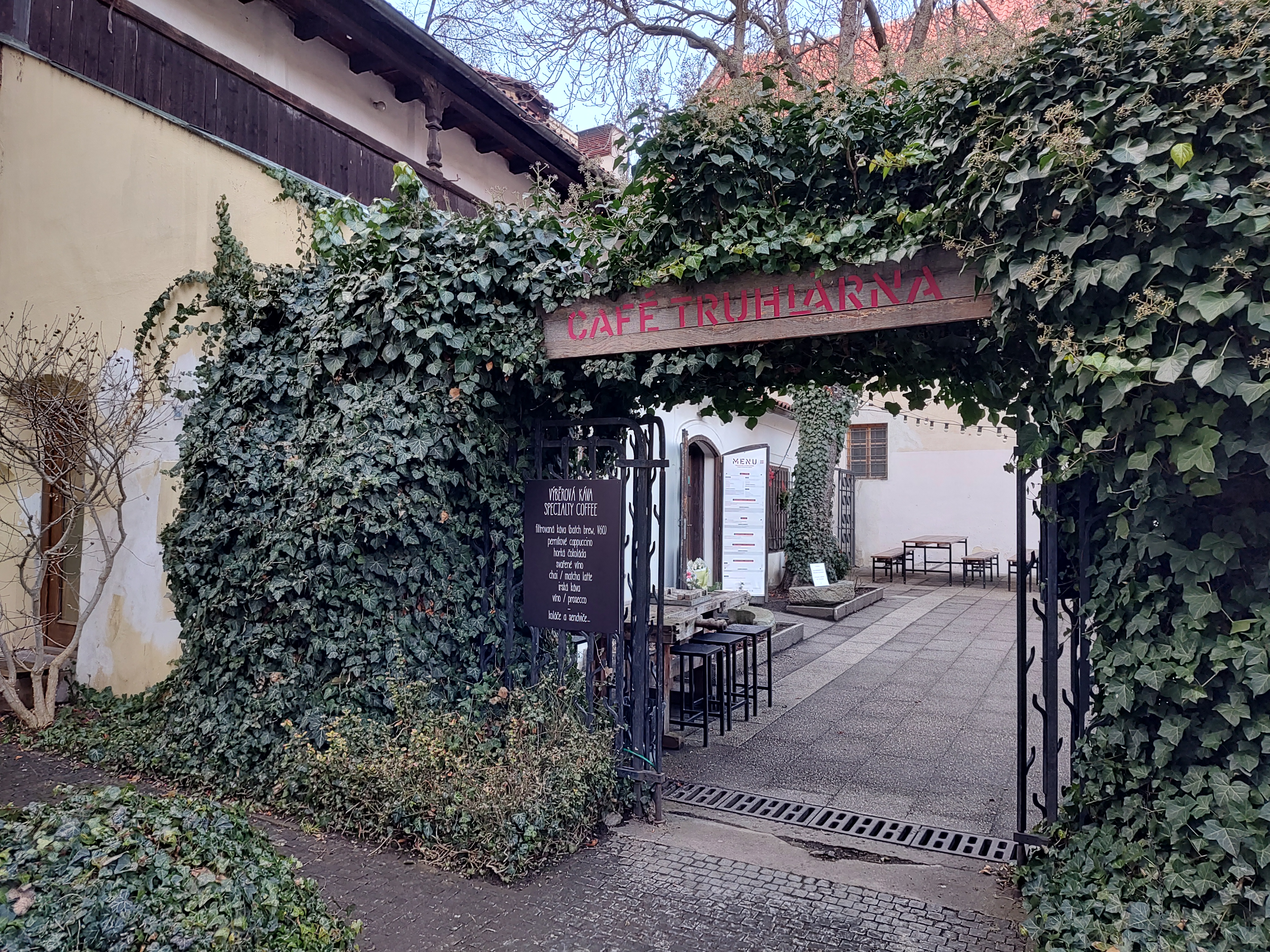 Truhlárna, una cafetería con ambiente de carpintería junto al agradable jardín franciscano de Františkánská zahrada