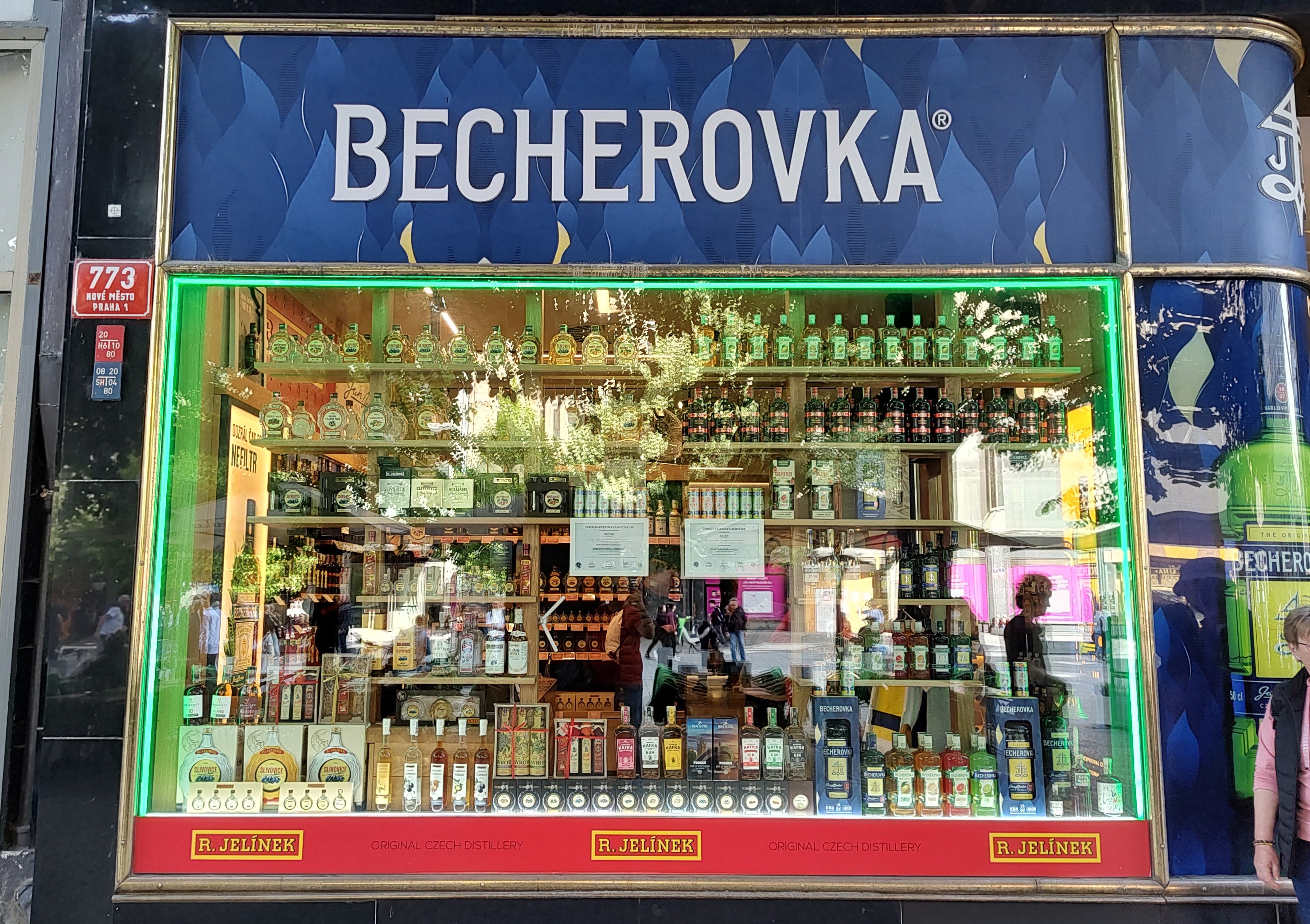 Tienda de Becherovka Jelinek en la Plaza de Wenceslao en Praga