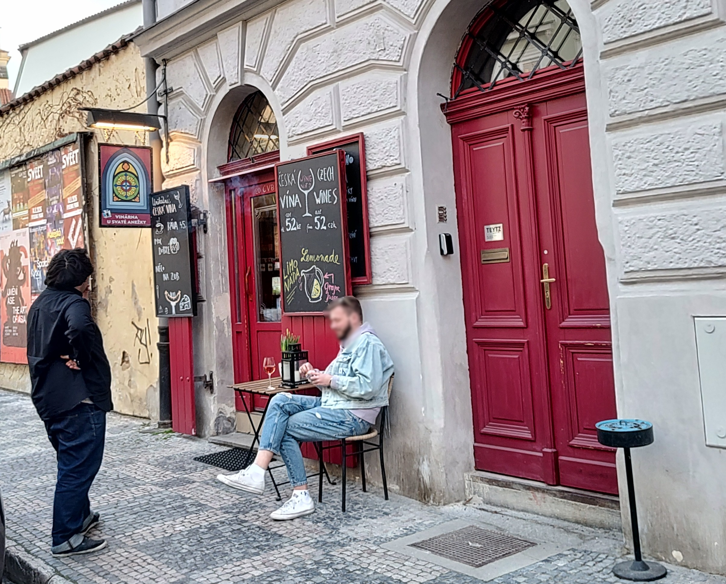 Vinárna U sv. Anežky, un bar de vinos pequeño y animado en Praga
