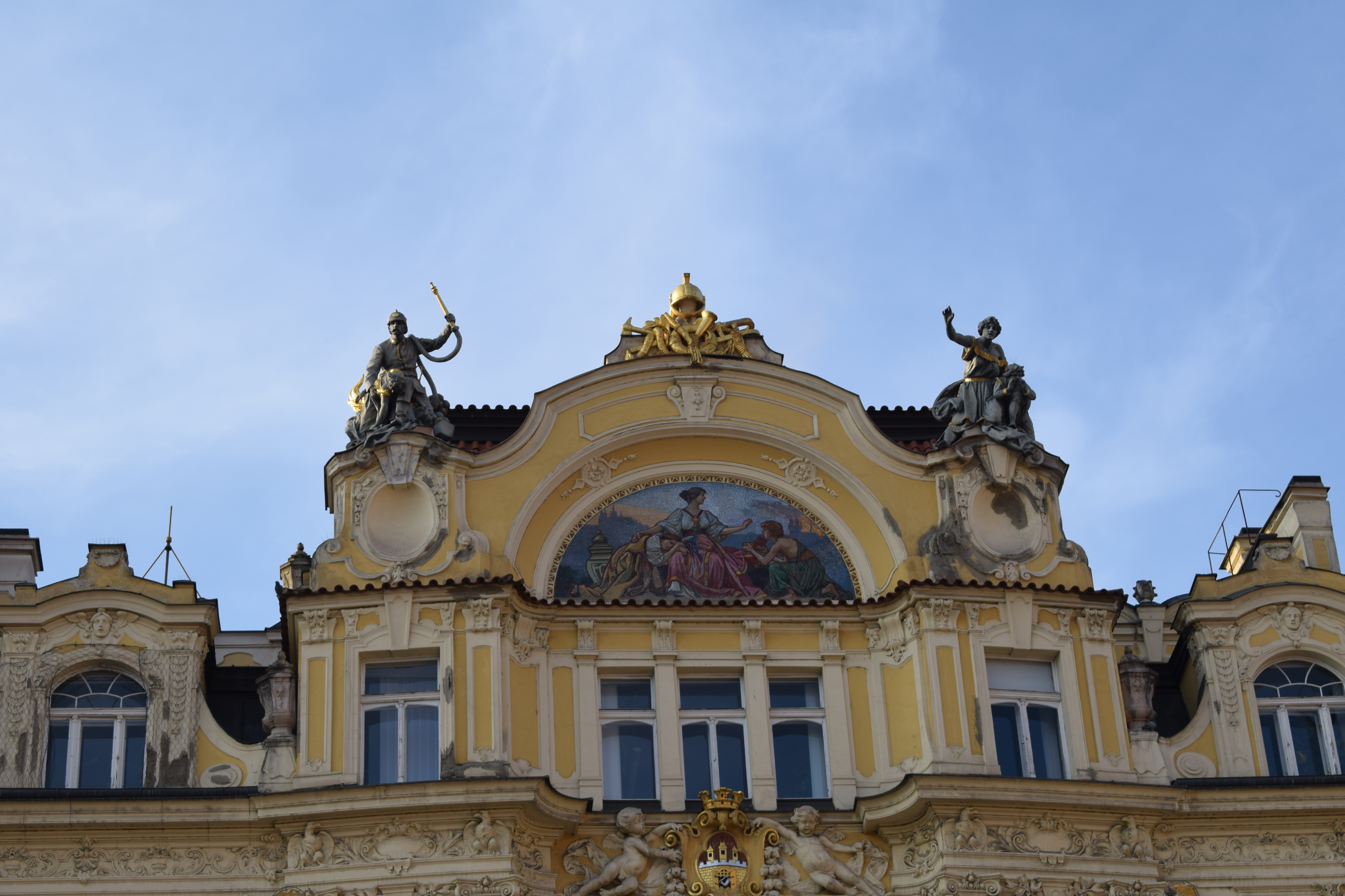 Bomberos en el tejado de la Plaza de la Ciudad Vieja