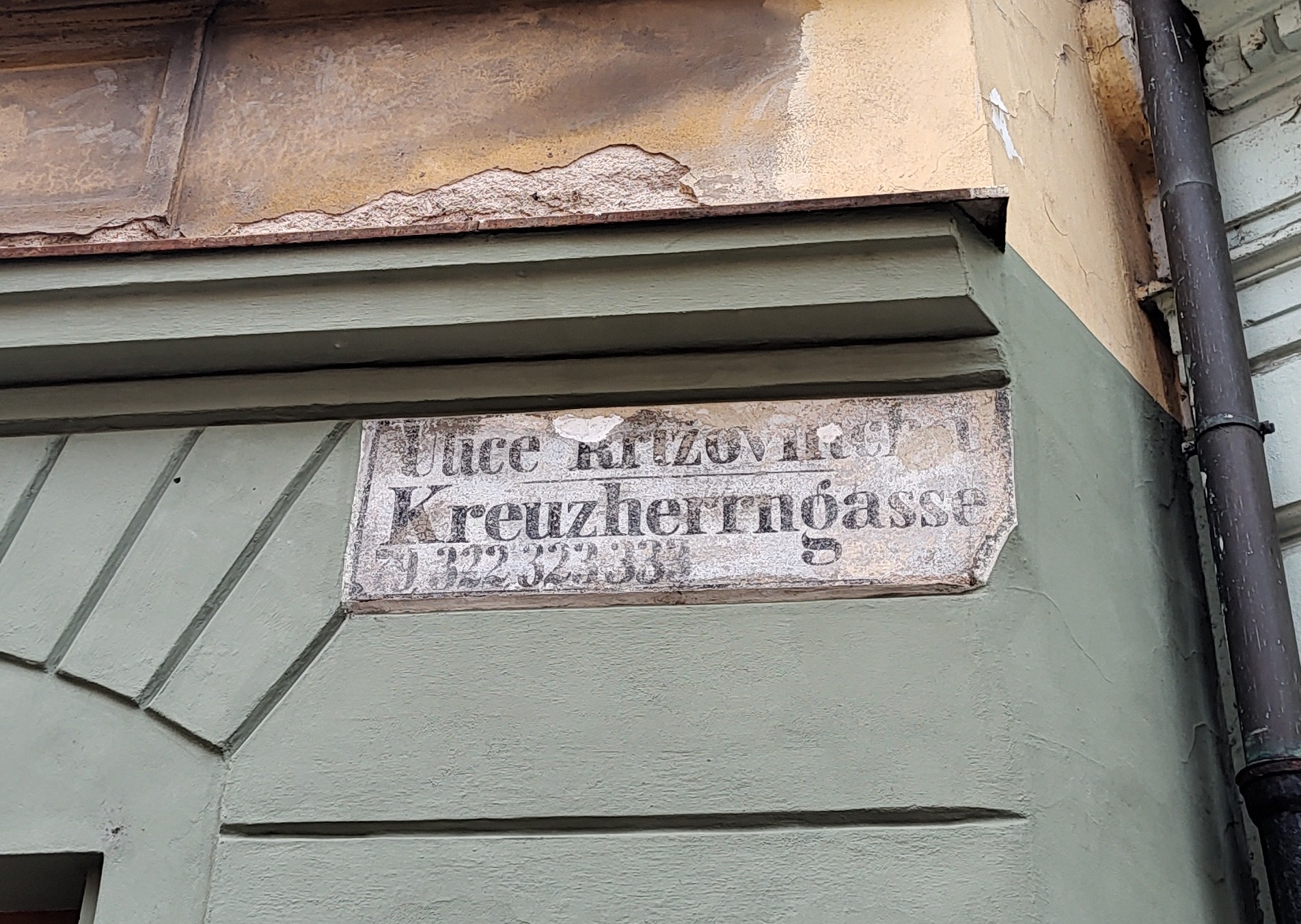Placa de calle praguense en alemán y checo en Praga