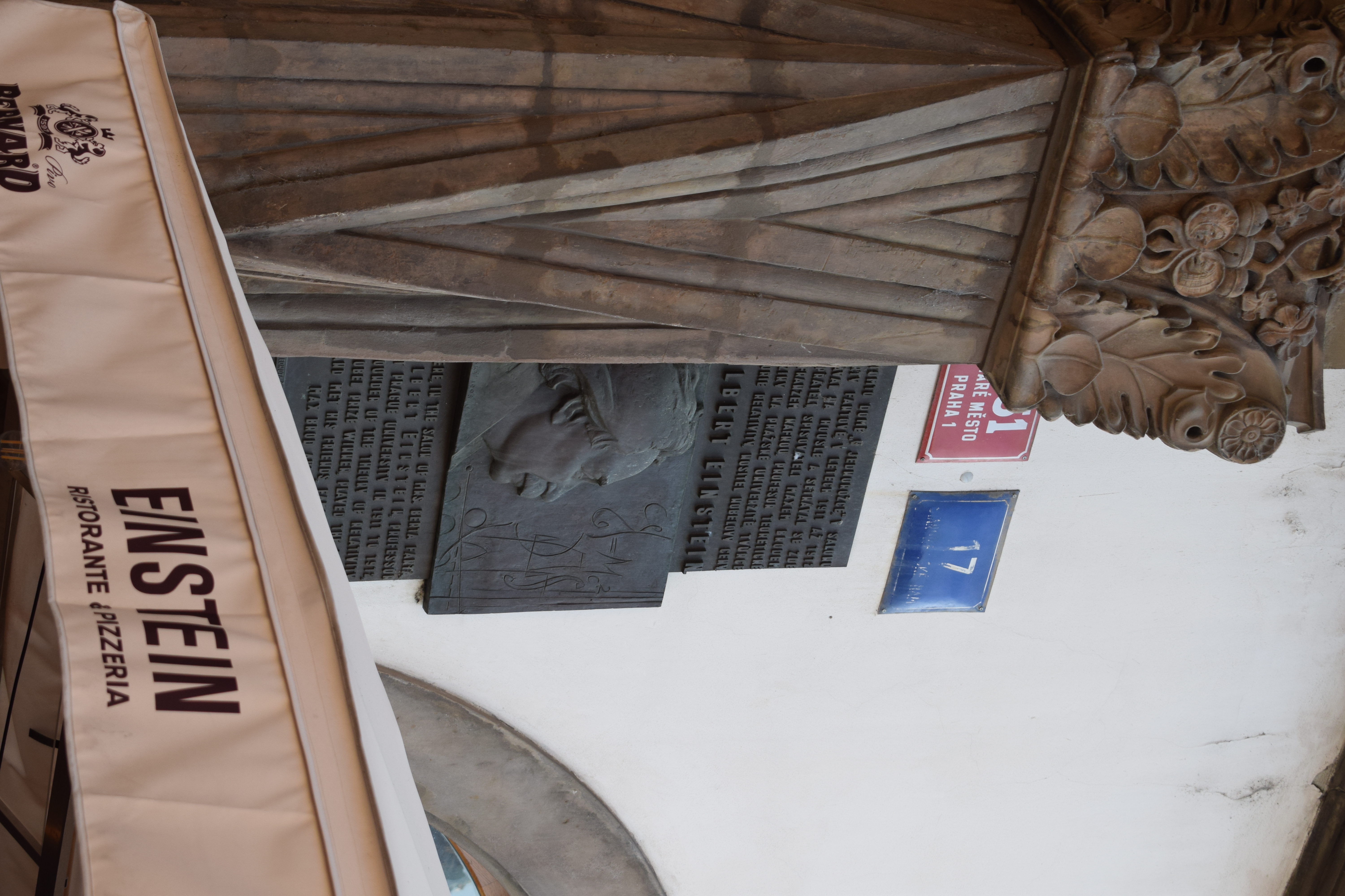 Placa conmemorativa de Einstein en la casa en el unicornio blanco en Praga