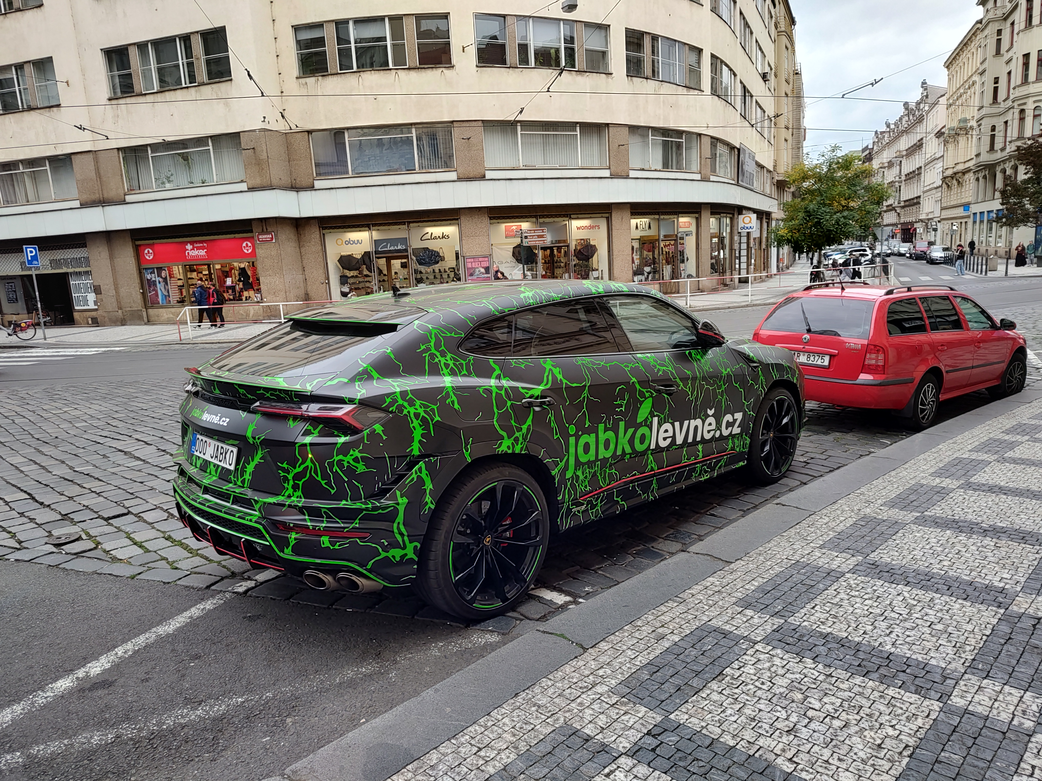 Lamborghini Urus usado como publicidad en Praga