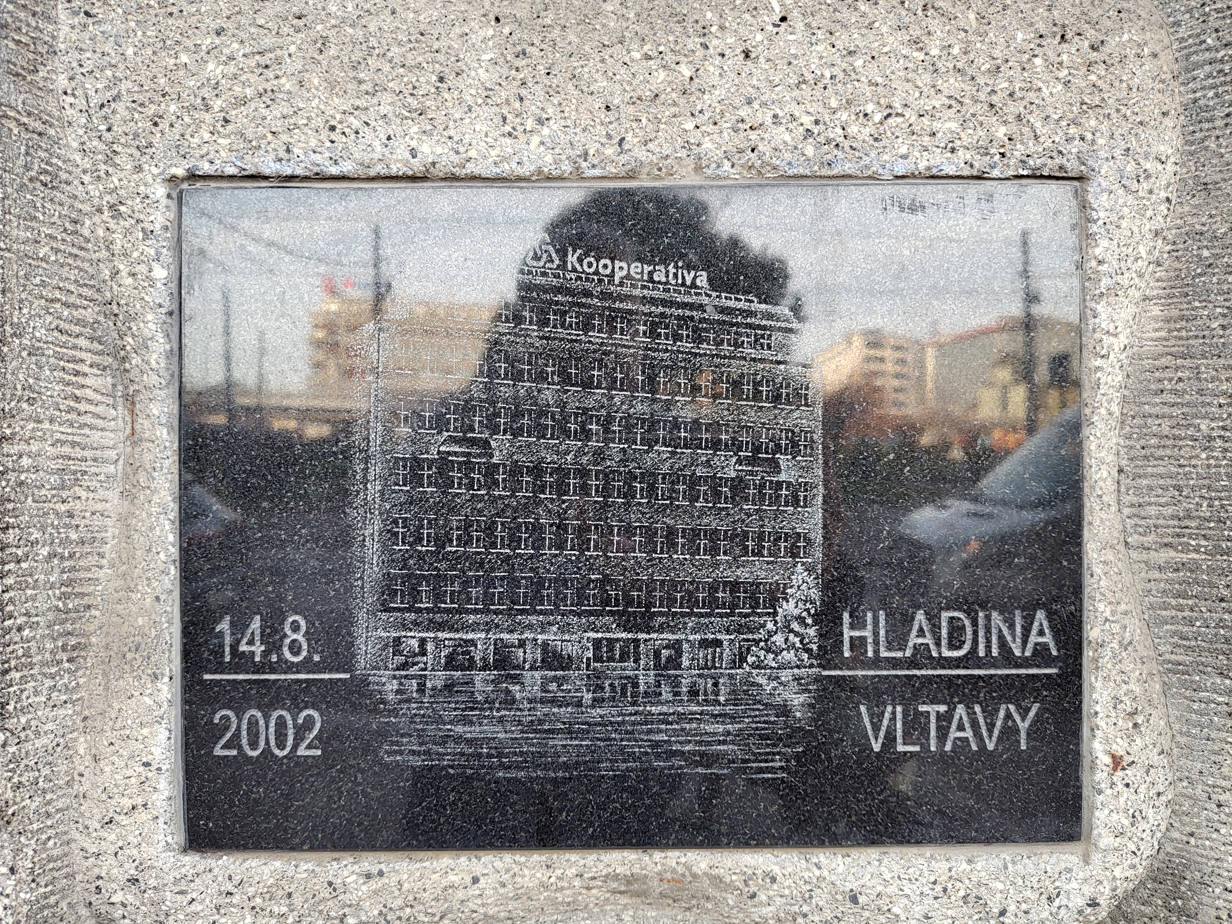 Placa conmemorativa de la inundación de 2002 en Praga
