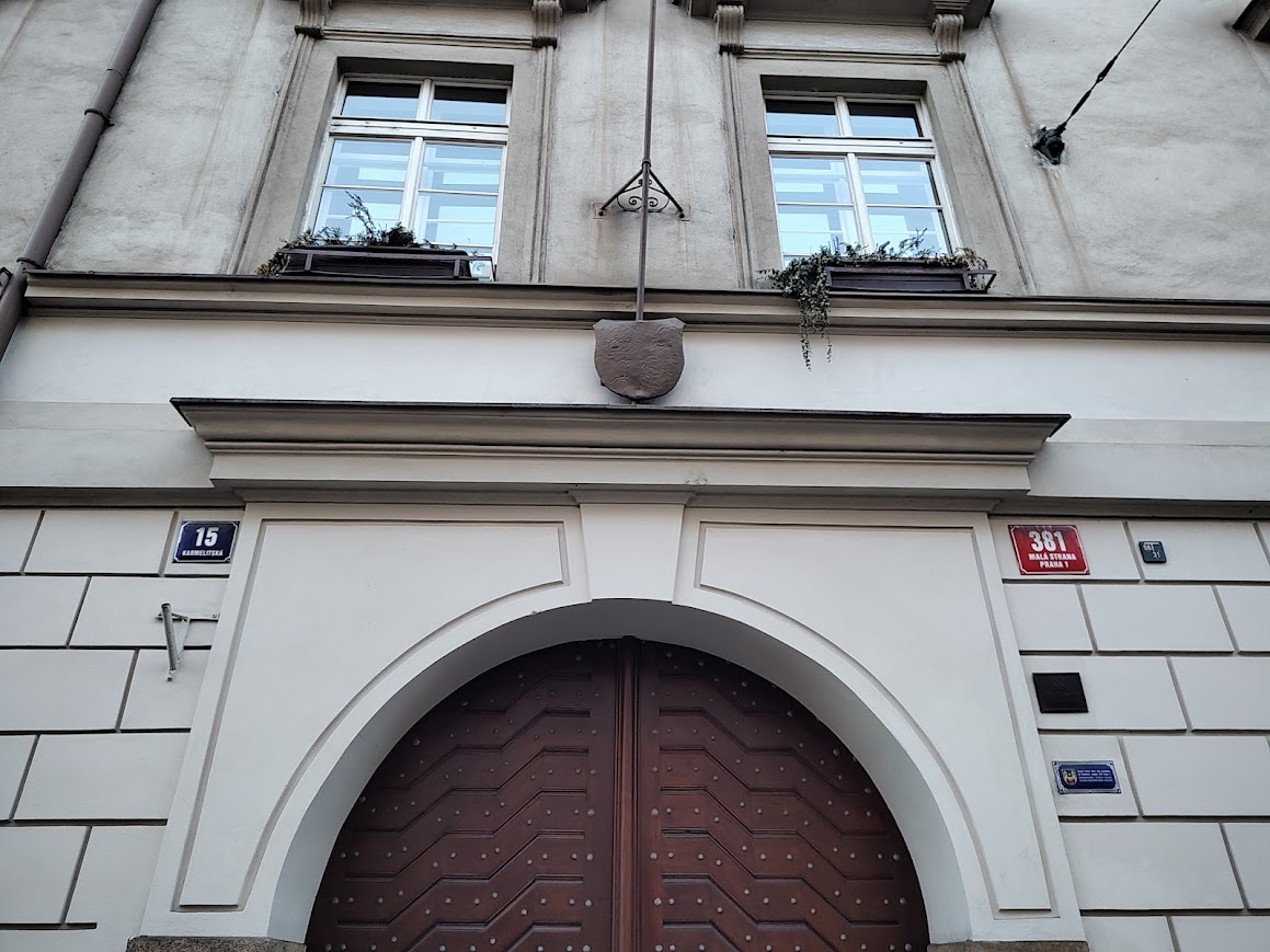 Portal de Praga con dos números, uno rojo y otro azul