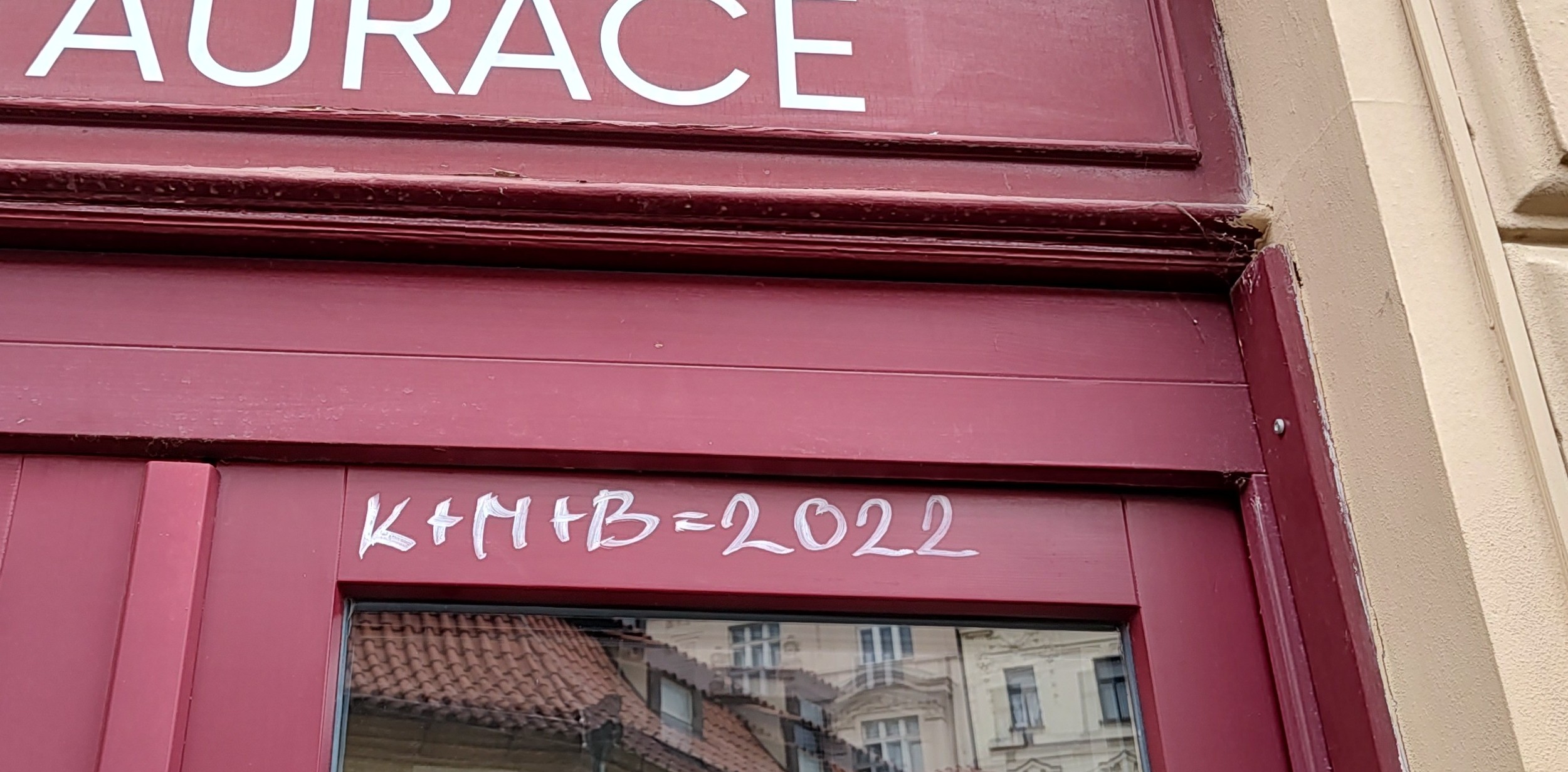 Inscripción de los Reyes Magos en una puerta de Praga