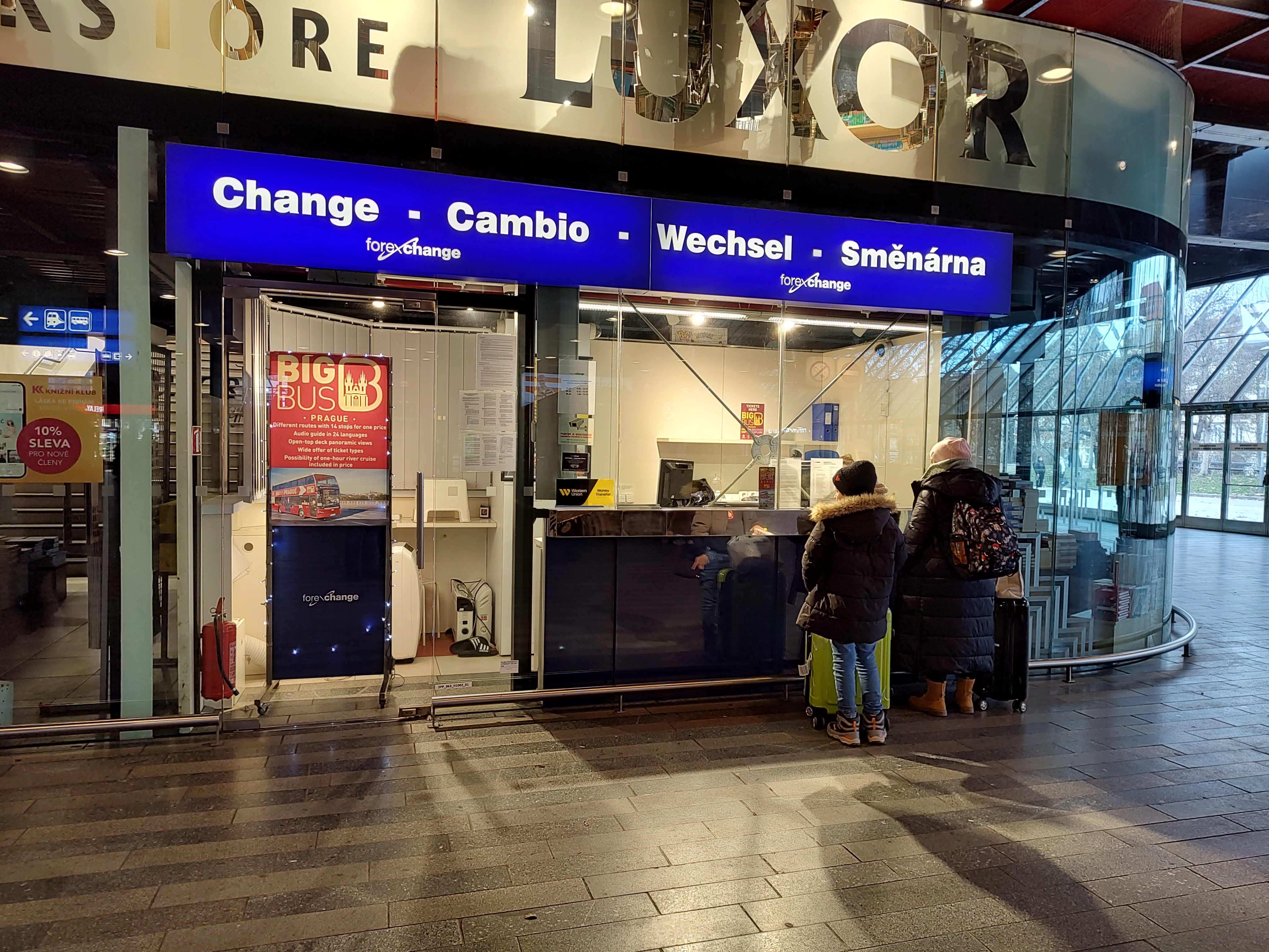 Casa de cambio en la estación central en Praga (hlavní nádraží) con un cambio abusivo