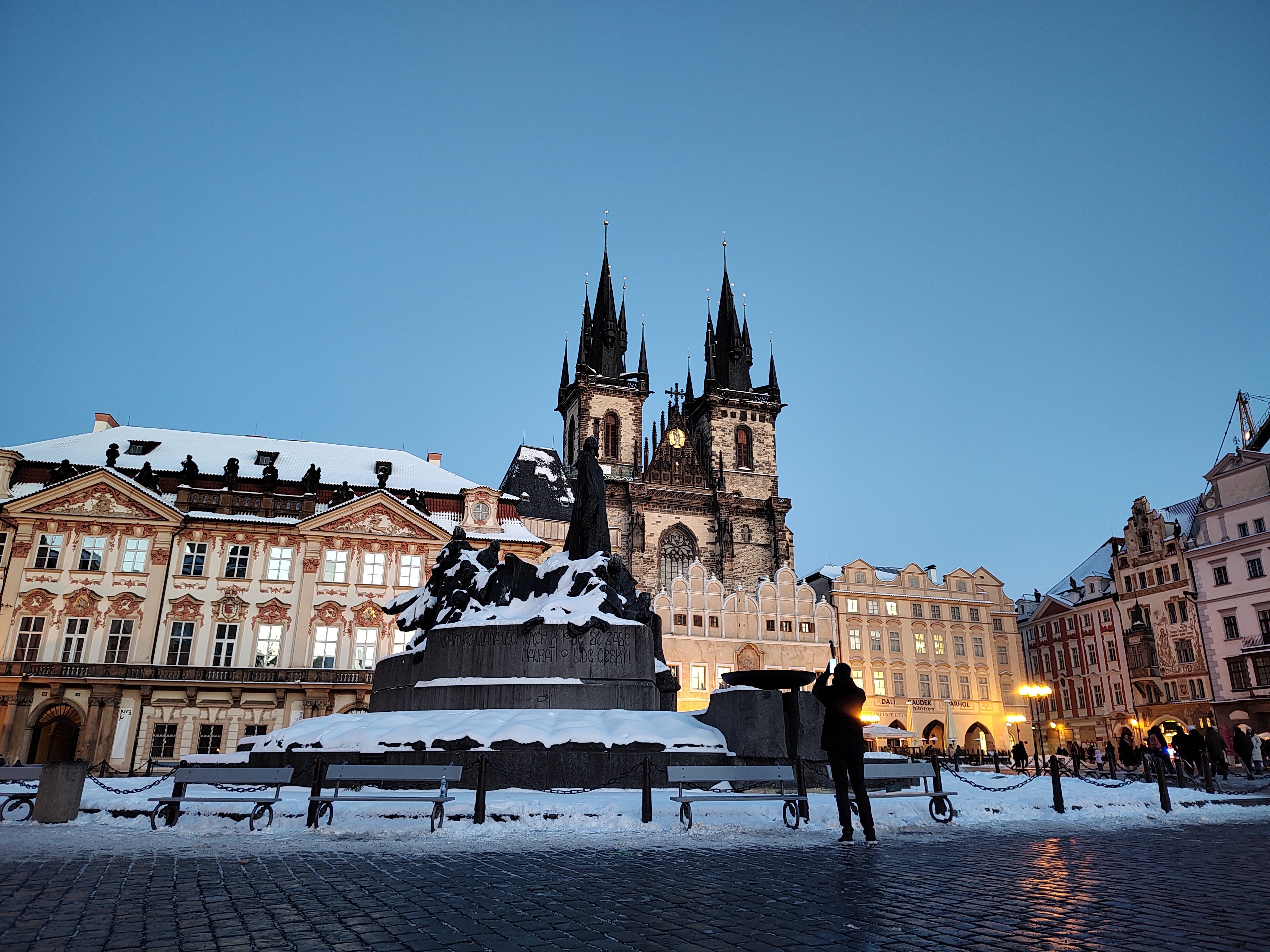 Esta foto de la Plaza de la Ciudad Vieja de Praga con nieve no fue tomada en julio