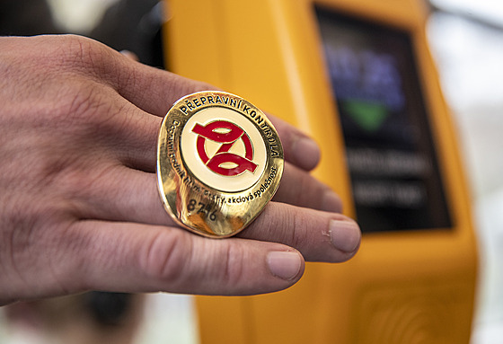 Anillo identificativo de un revisor de transporte público en Praga