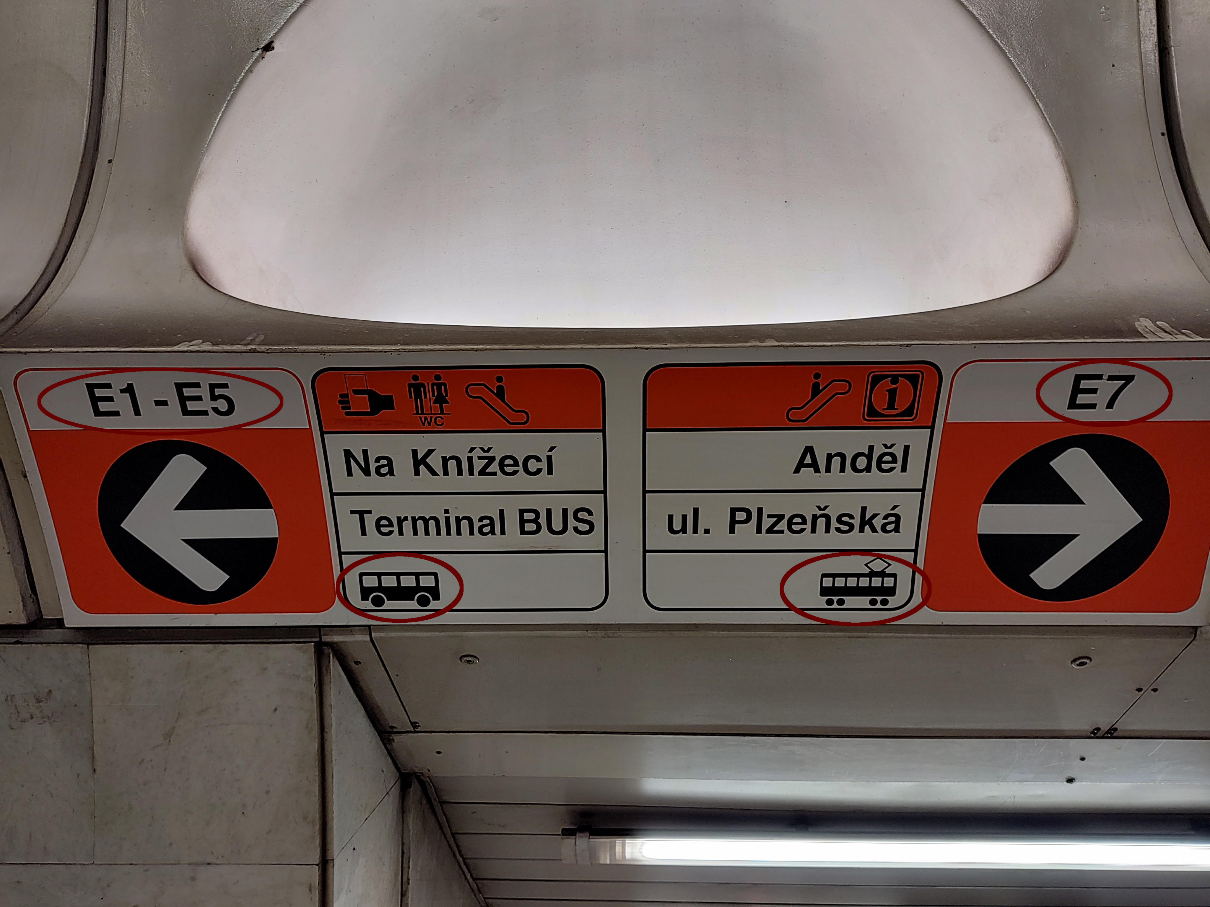 Carteles informativos con las posibles salidas de la estación de metro de Anděl en Praga